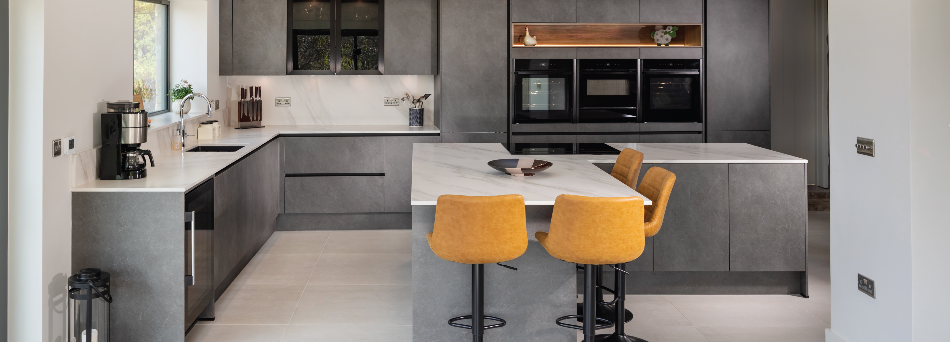 Sunlit Elegance: A Kitchen Designed to Inspire