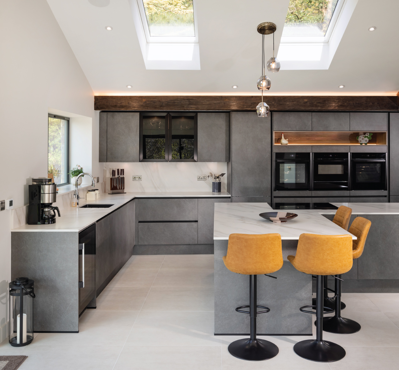 Sunlit Elegance: A Kitchen Designed to Inspire